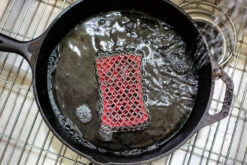 Lodge - Chainmail Scrubbing Pad With Silicone Insert 7 Lodge - Chainmail Scrubbing Pad With Silicone Insert -camping shop ACM10R41 a