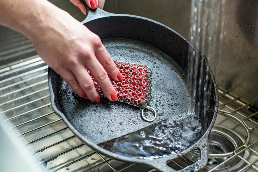 Lodge - Chainmail Scrubbing Pad With Silicone Insert 4 Lodge - Chainmail Scrubbing Pad With Silicone Insert - Image 2